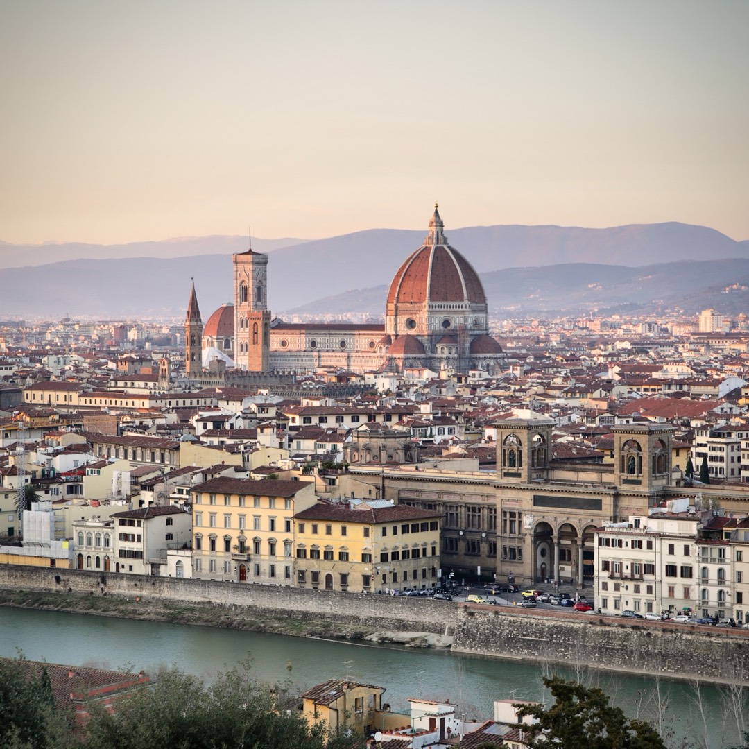 Vista panoramica di Firenze con la cupola del Duomo al tramonto
