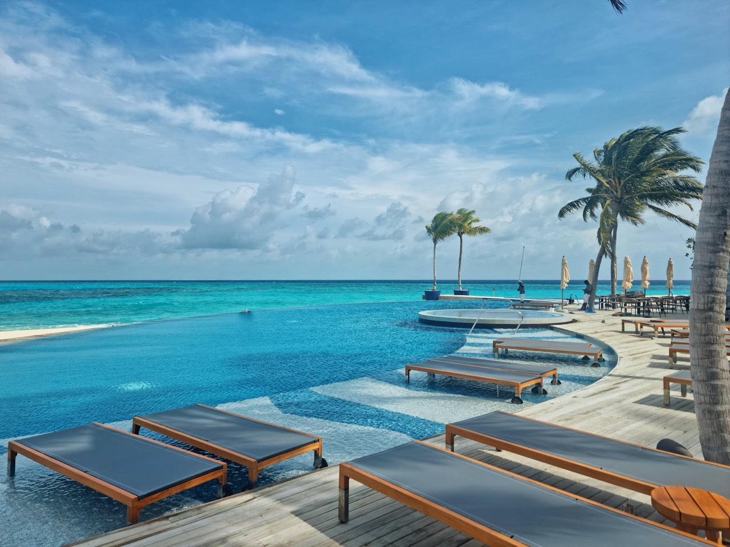 Lettini e palme sulla spiaggia