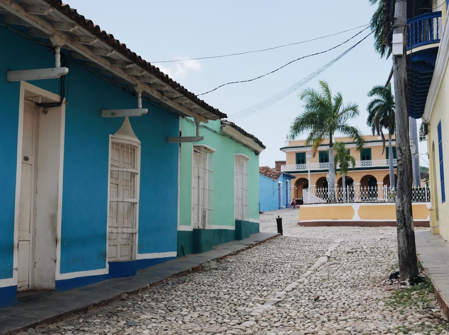 Strada in ciottoli tra case colorate a Trinidad