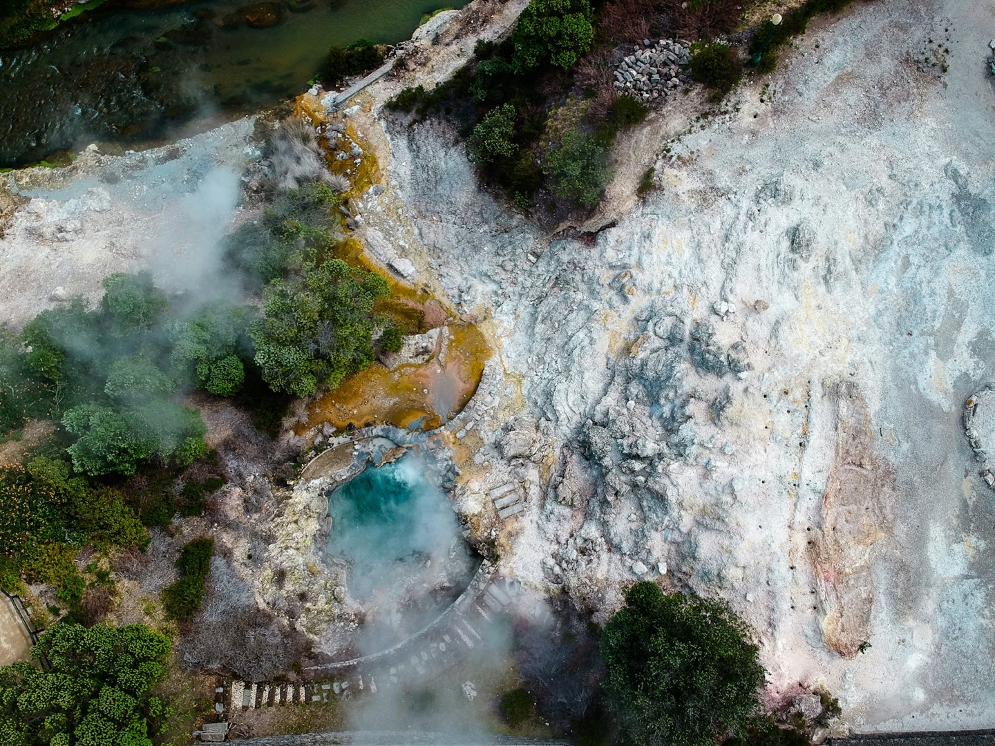 Lago vulcanico visto dall'alto