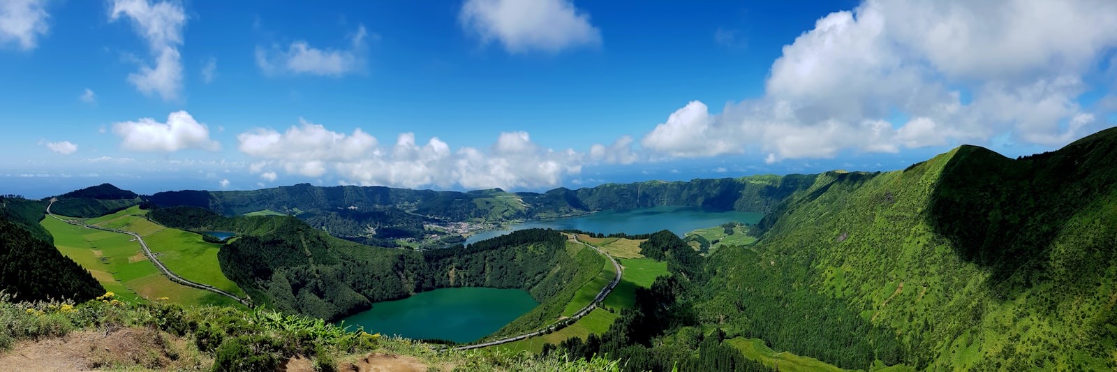 Lago vulcanico circondato da montagne verdi
